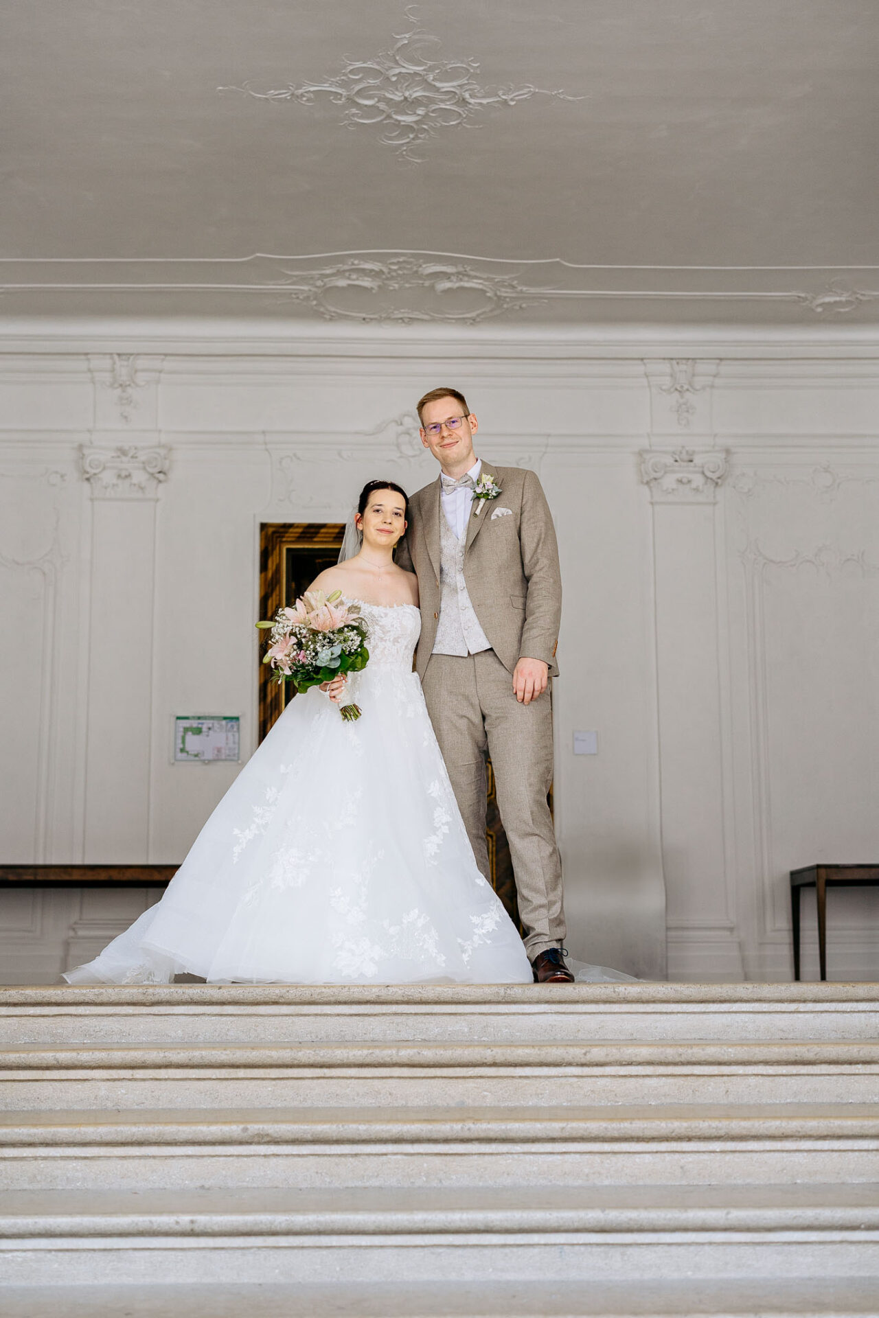 Frisch vermählt nach der standesamtlichen Trauung ein Brautpaar Portrait im Standesamt Eichstätt