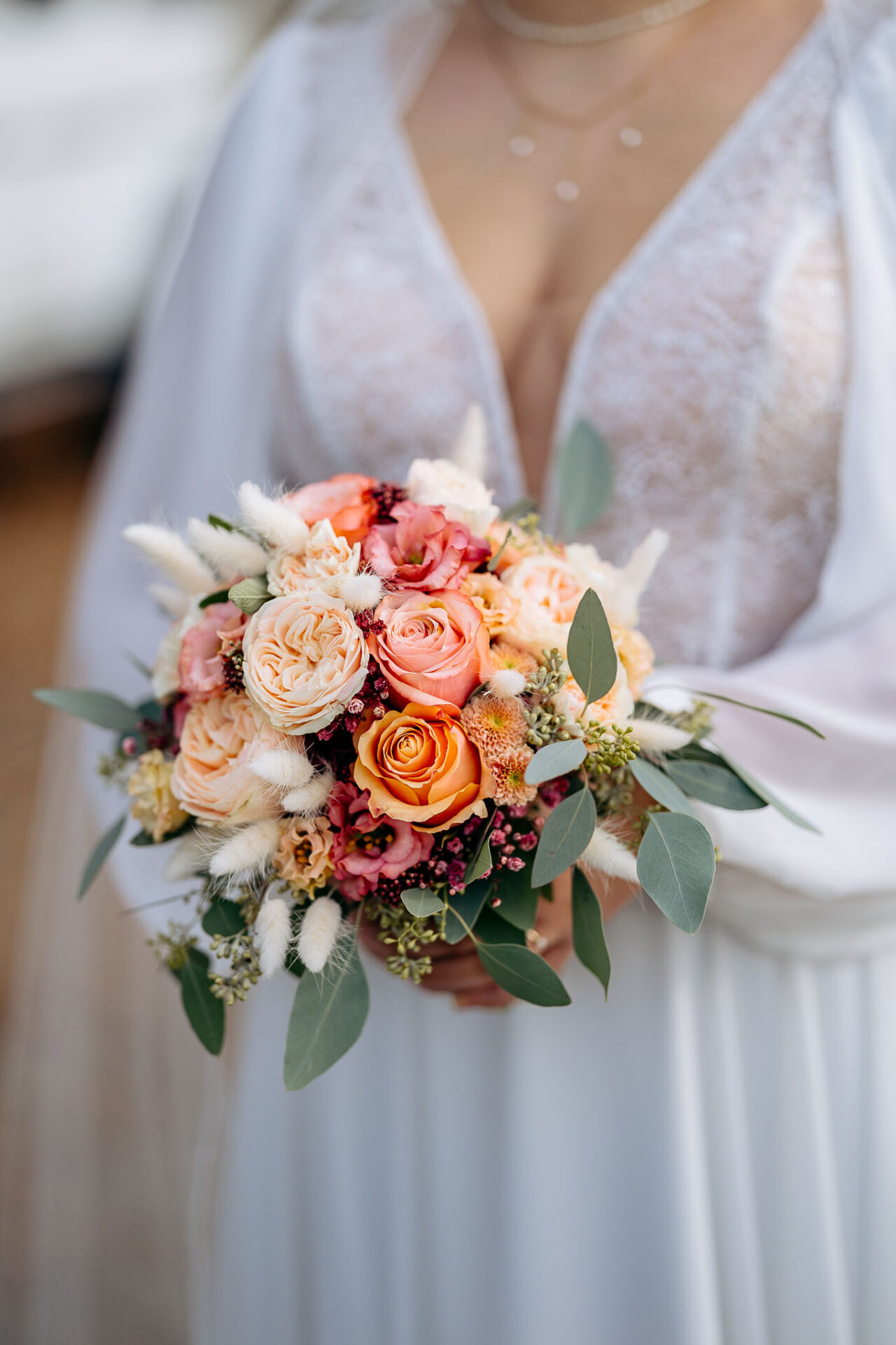 Brautstrauß mit Brautkleid Detailaufnahme in Hörgertshausen