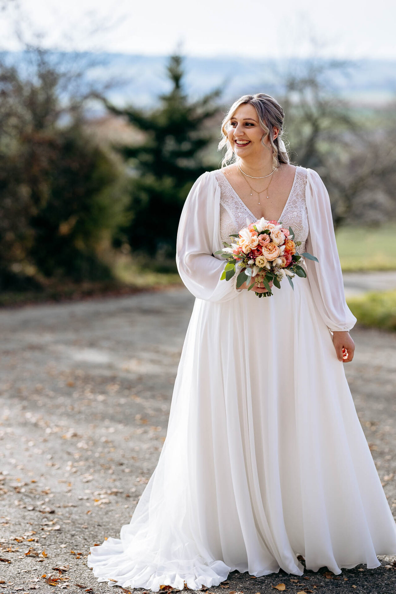 First Look mit Braut im Brautkleid von Hochzeitsrausch Brautmoden