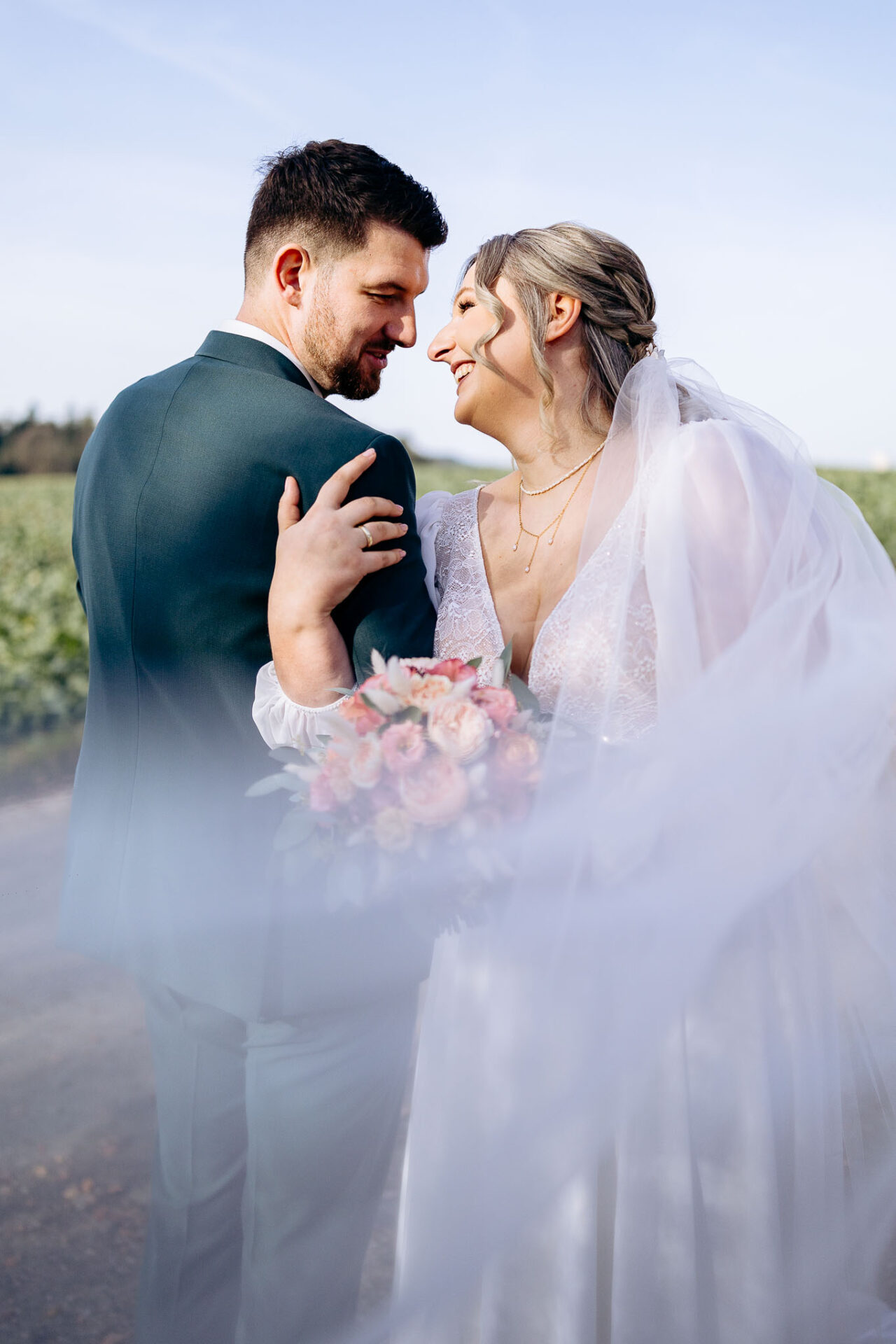 Schleierbild im Brautpaarshooting mit Brautmode von Hochzeitsrausch Brautmoden