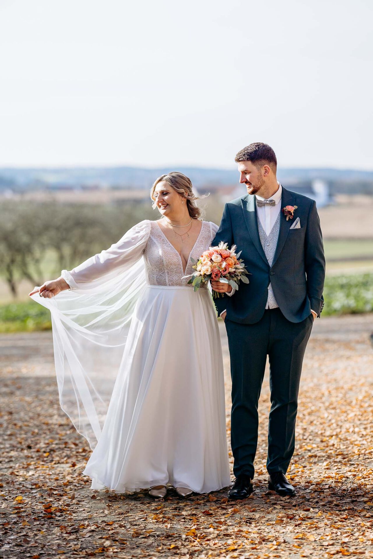 Brautpaar mit Brautkleid und Anzug von Brautmoden München