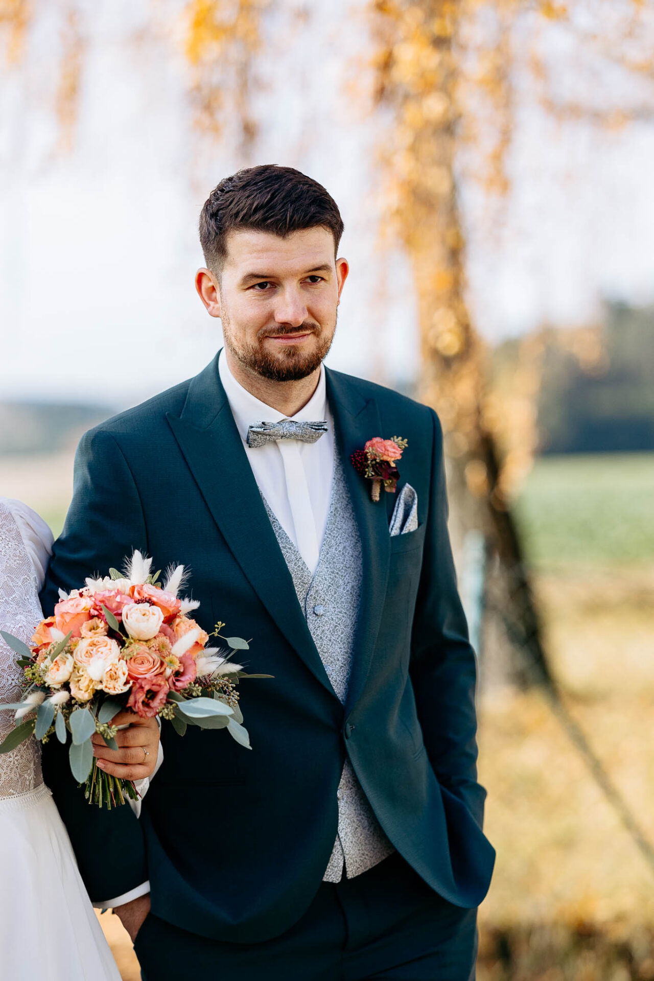 Bräutigam im Anzug von Hochzeitsrausch Brautmoden