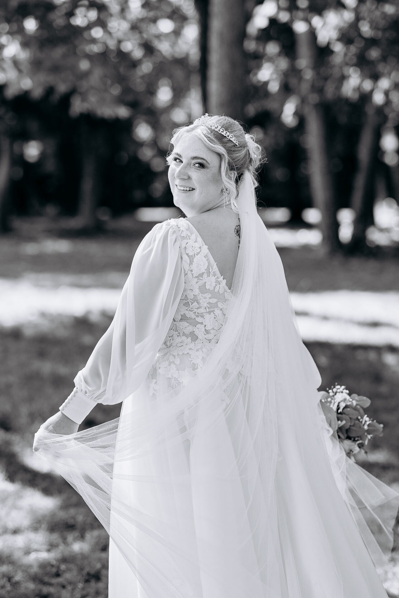 Portrait von Braut Hazel mit ihrem Brautkleid vom Brautoutlet Nersingen