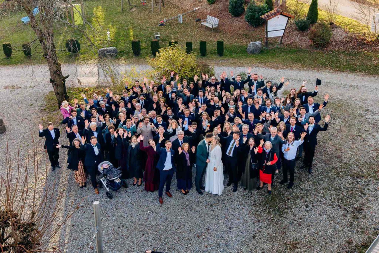 Drohnen Gruppenfoto im Außenbereich der Maiers Hofstuben