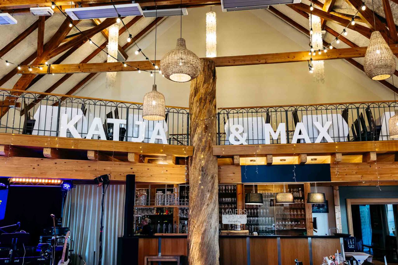 Namen vom Brautpaar in der Hochzeitslocation Dekoriert mit großen Buchstaben