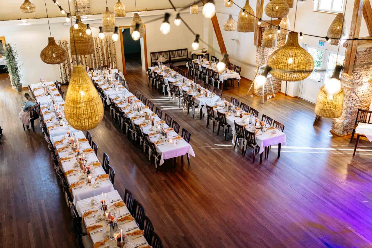 Blick von der Empore in der Maiers Hofstuben auf die Hochzeitslocation