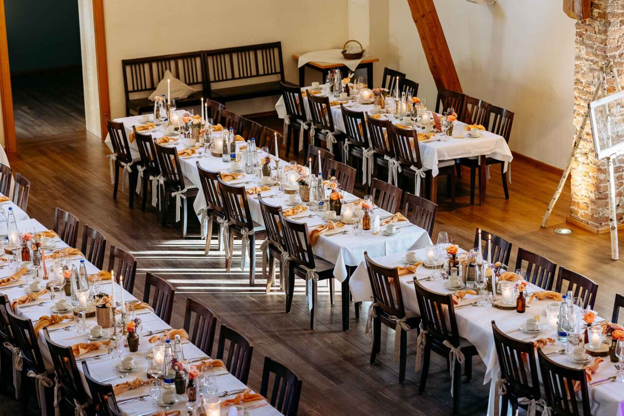 Hochzetislocation Maiers Hofstuben dekorierte Tische