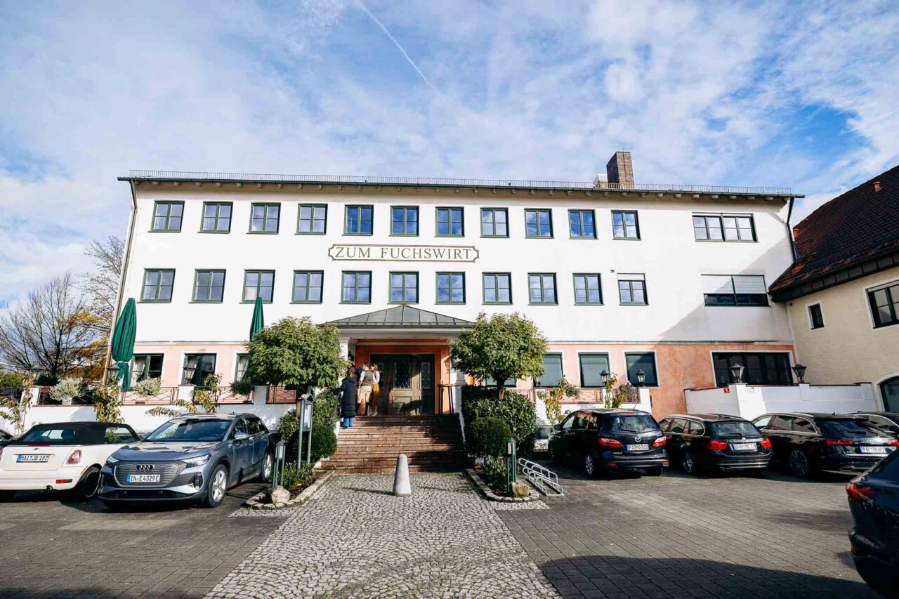 Vorderansicht vom Gasthaus und Hotel Fuchswirt in Allershausen