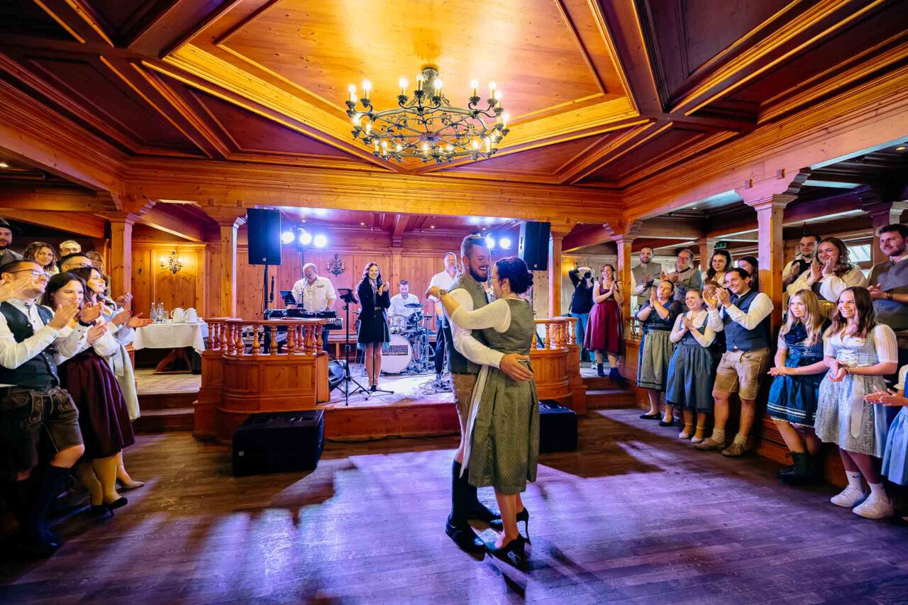 Brautpaar eröffnet die Tanzfläche mit dem Hochzeitstanz im Fuchswirt Allershausen