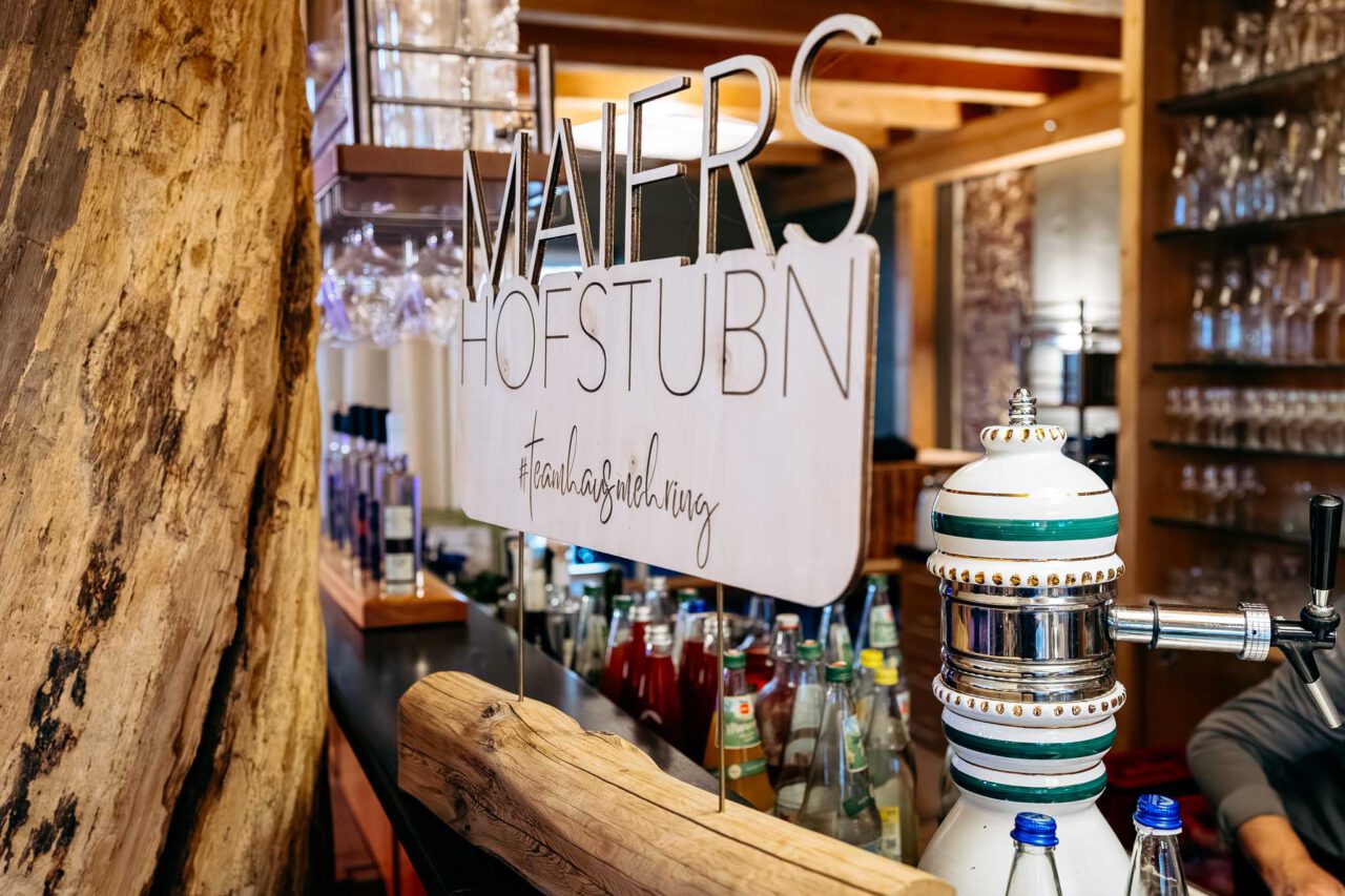 Tresenfoto mit Holzständer von Maiers Hofstubn