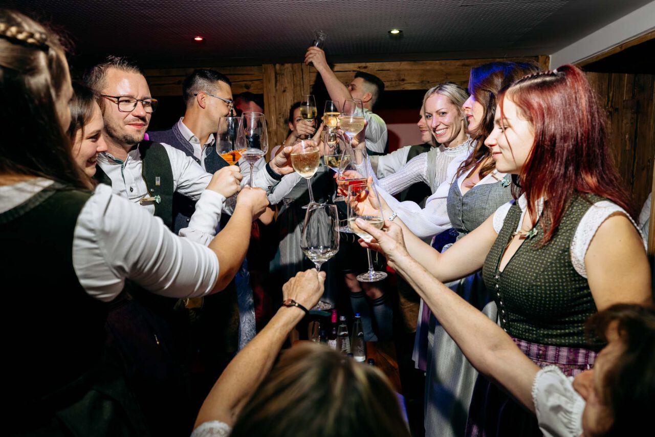 Hochzeitsgesellschaft feiert im Fuchswirt Allershausen beim Brautverziehen