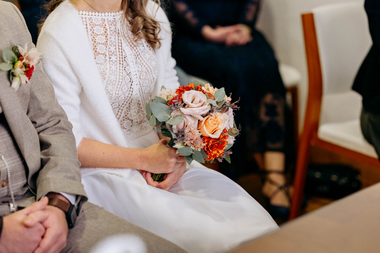 Braut hält ihren Brautstrauß im Standesamt Wolfratshausen fest in den Händen
