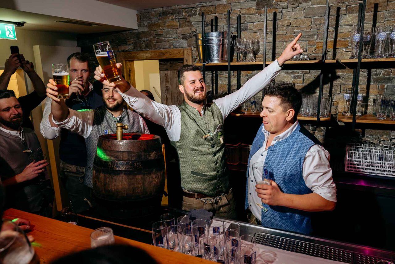 Bräutigam feiert im Partykeller vom Fuchswirt Allershausen beim Brautverziehen mit seiner Hochzeitsgesellschaft