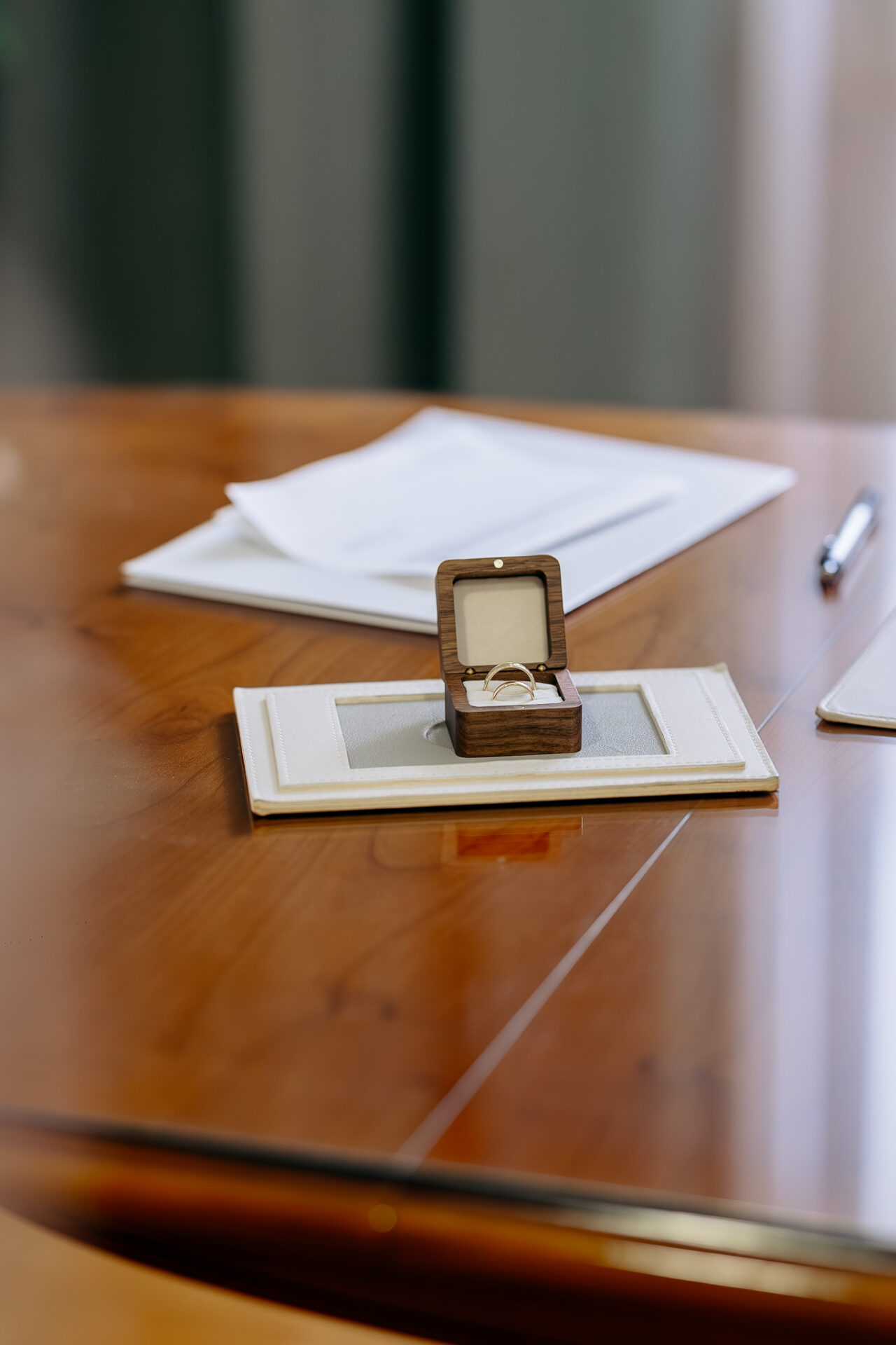 Ringbox auf dem Tisch der Standesbeamtin im Standesamt Wolfratshausen