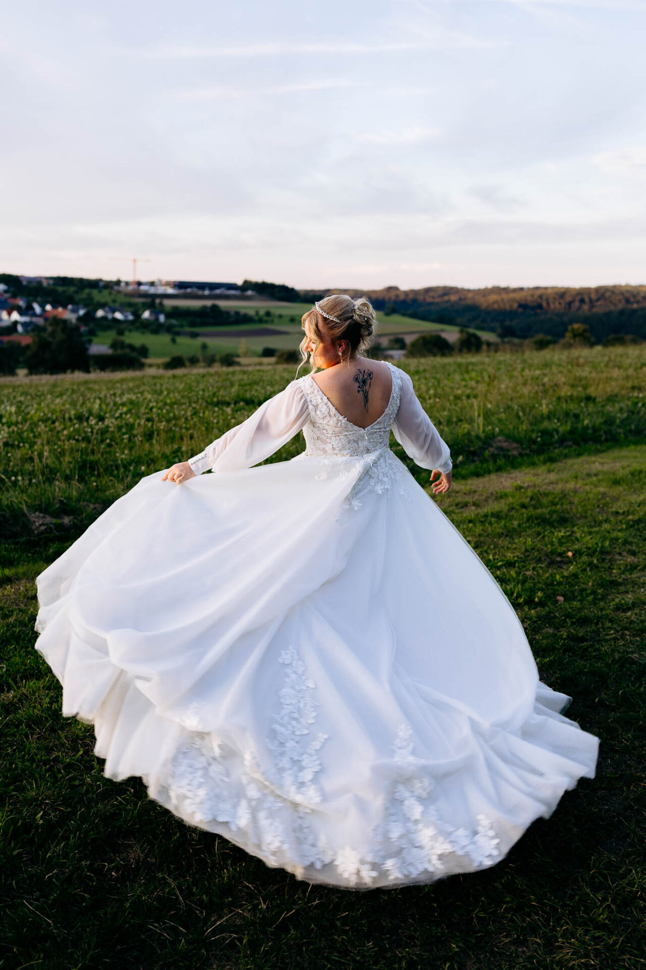 Braut Hazel mit ihrem Brautkleid vom Brautoutlet Nersingen im Sonnenuntergang
