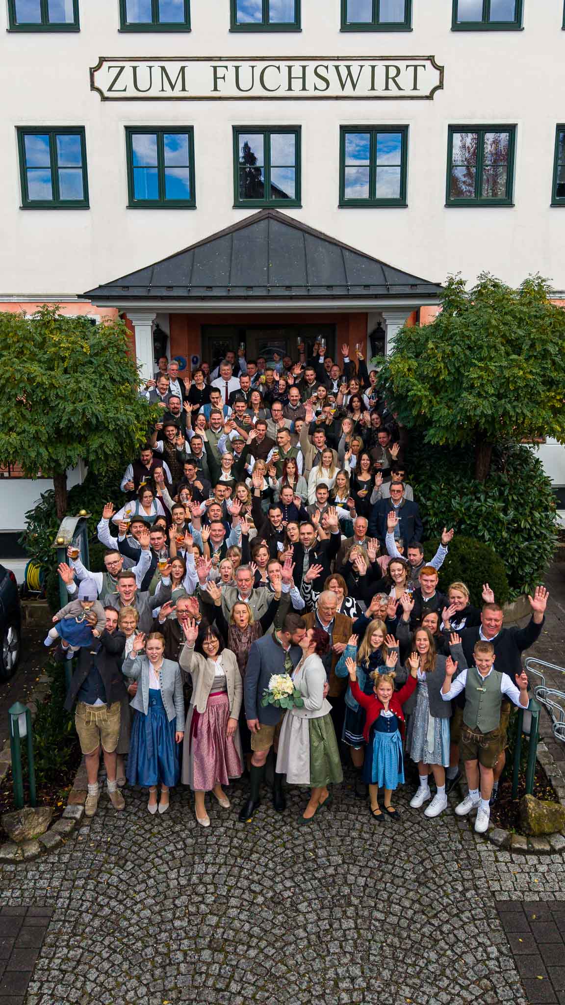 Gruppenfoto mit der Hochzeitsgesellschaft vor dem Fuchswirt Allershausen
