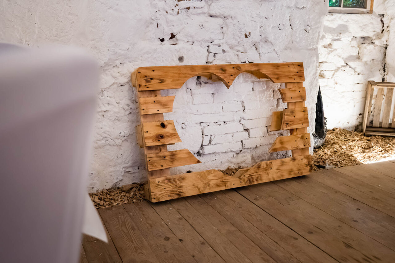 Palette mit ausgeschnittenem Herz im Ochsenstall Ellingen