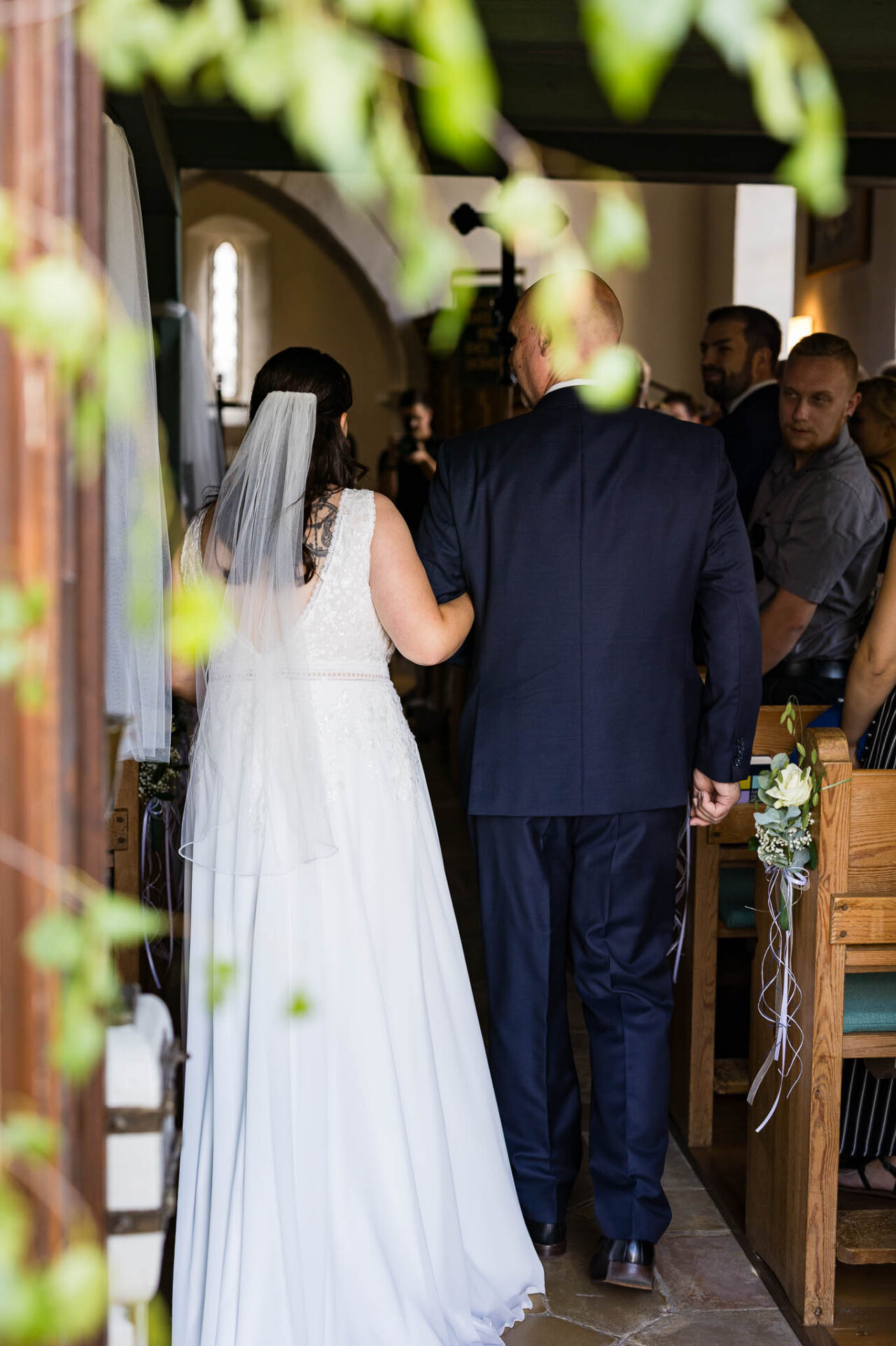 Einzug zur kirchlichen Trauung in Holzingen