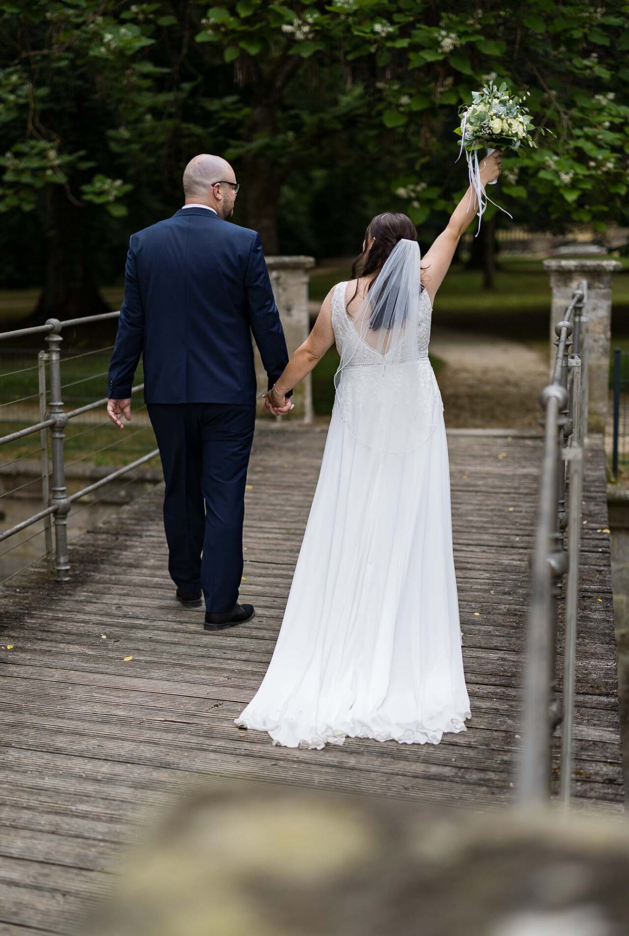 Brautpaar im Schlossgarten Ellingen mit einem Brautkleid von Brautmode Bella Sposa