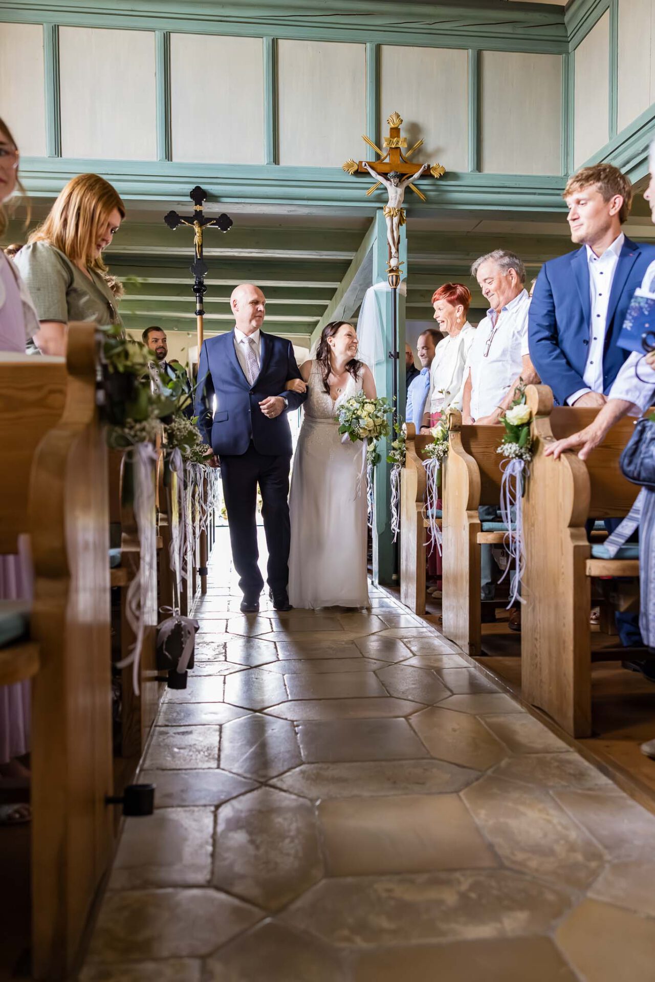 Kircheneinzug in Holzingen die Braut wird von ihrem Papa begleitet