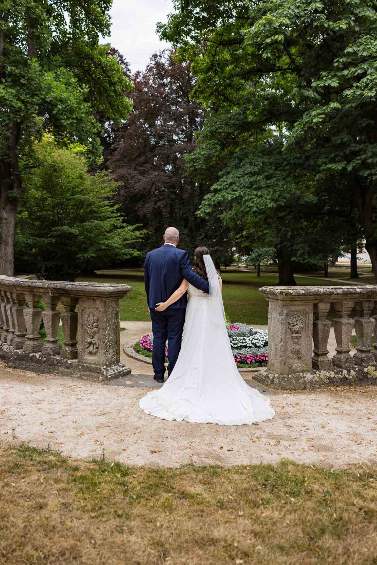Braut und Bräutigam im Schlossgarten Ellingen mit einem Brautkleid von Bella Sposa und Anzug von Gutmann Herrenbekleidung Weißenburg