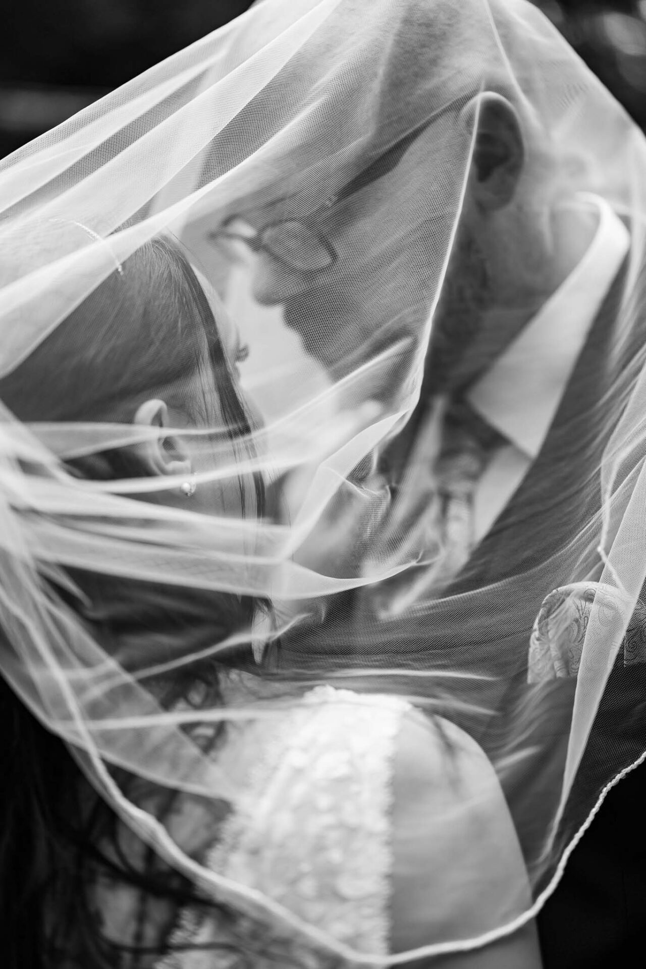 Brautpaar Bild unter dem Schleier von Bella Sposa Brautmode