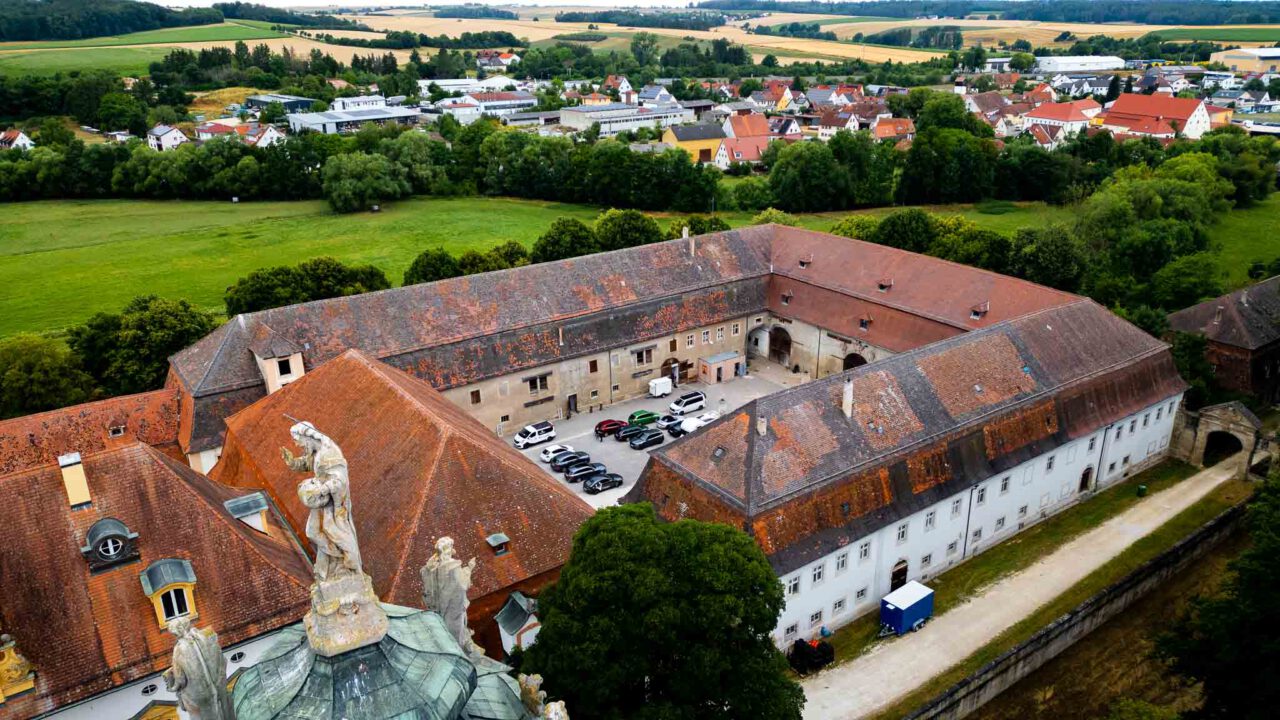 Innenhof vom Schloss Fürst Carl Ellingen vor der Hochzeitslocation im Ochsenstall