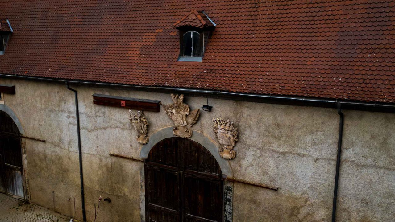 Historische Wanddekoration vor dem Ochsenstall in Ellingen im Schloss Fürst Carl