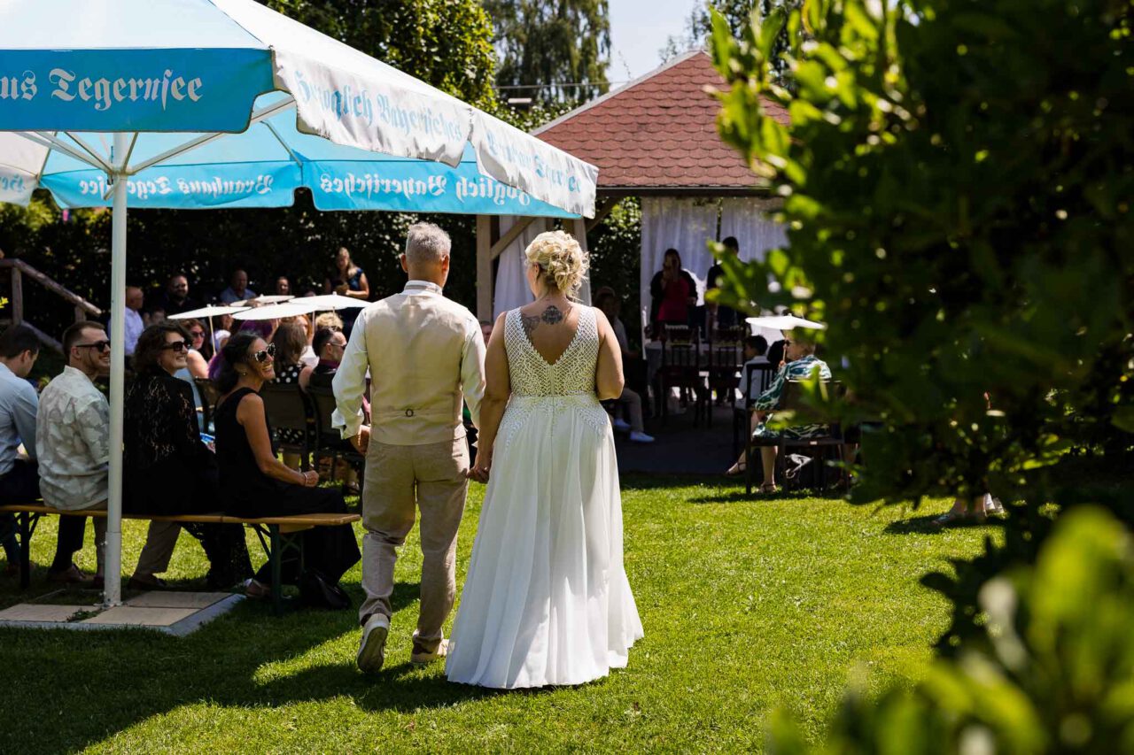 Brautpaar zieht zur standesamtlichen Trauung im Pfarrhof Unterbrunn ein