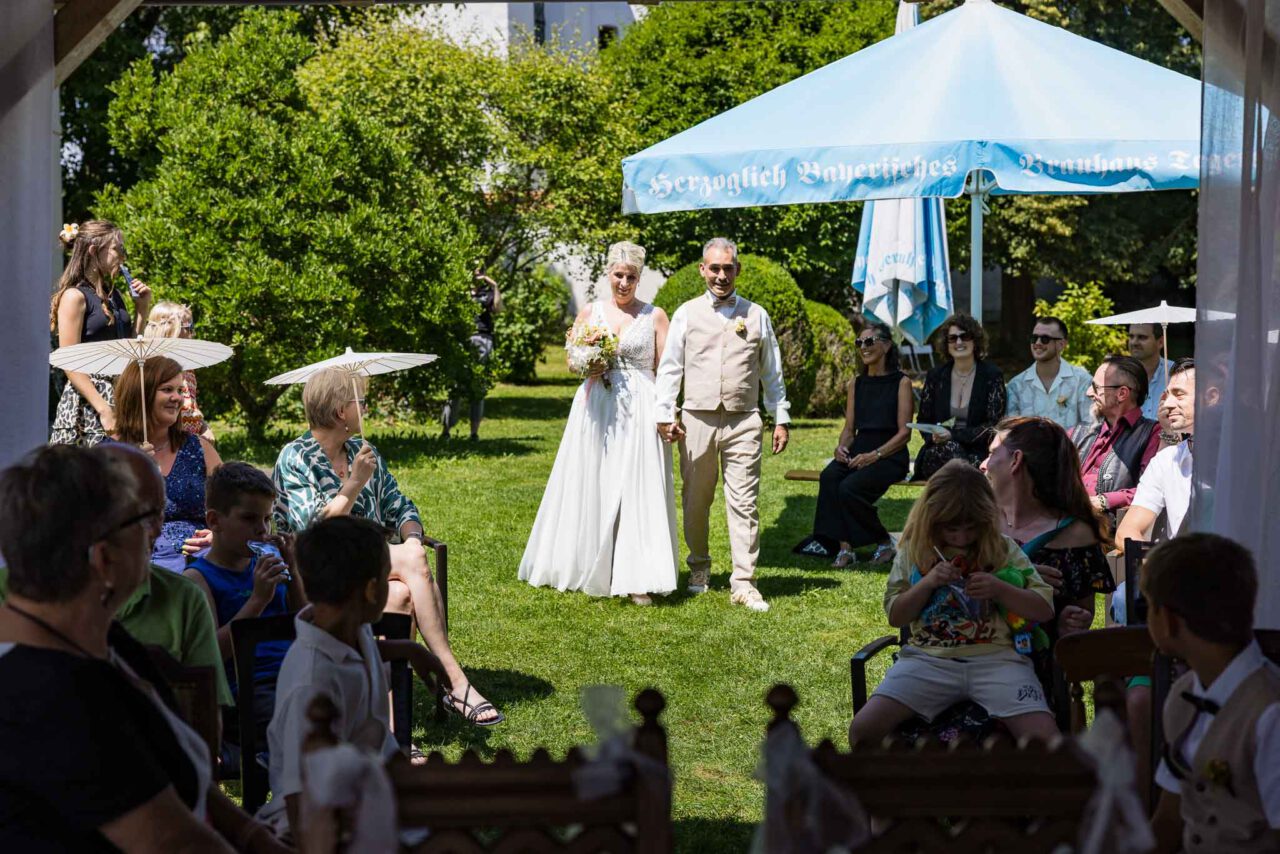 Brautpaar zieht im Pfarrhof Unterbrunn in den Pavillon zur standesamtlichen Trauung ein