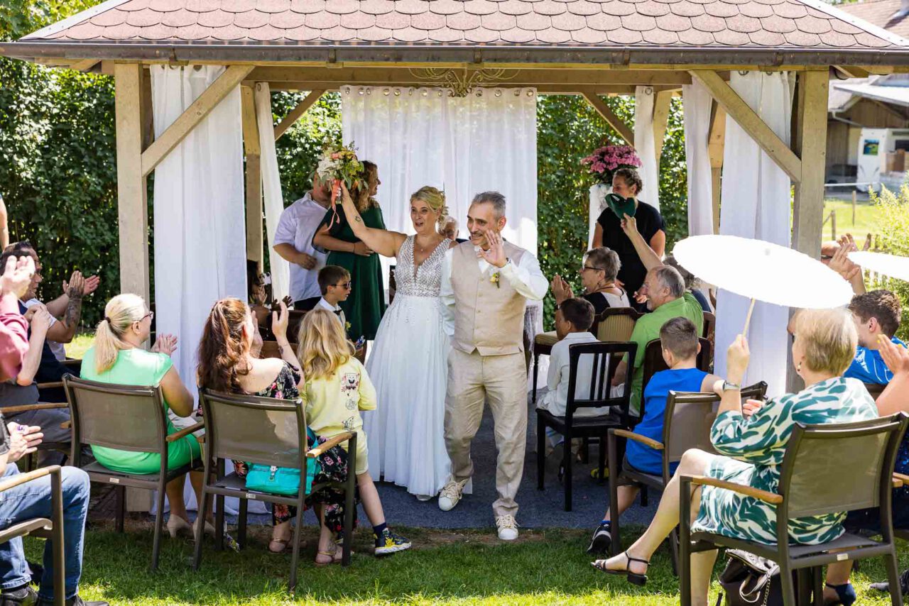 Standesamt Unterbrunn Brautpaar zieht nach der Trauung aus und feiert