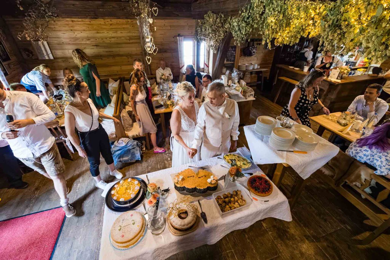 Hochzeitstorten Anschnitt in der Blockhütte auf dem Pfarrhof in Unterbrunn