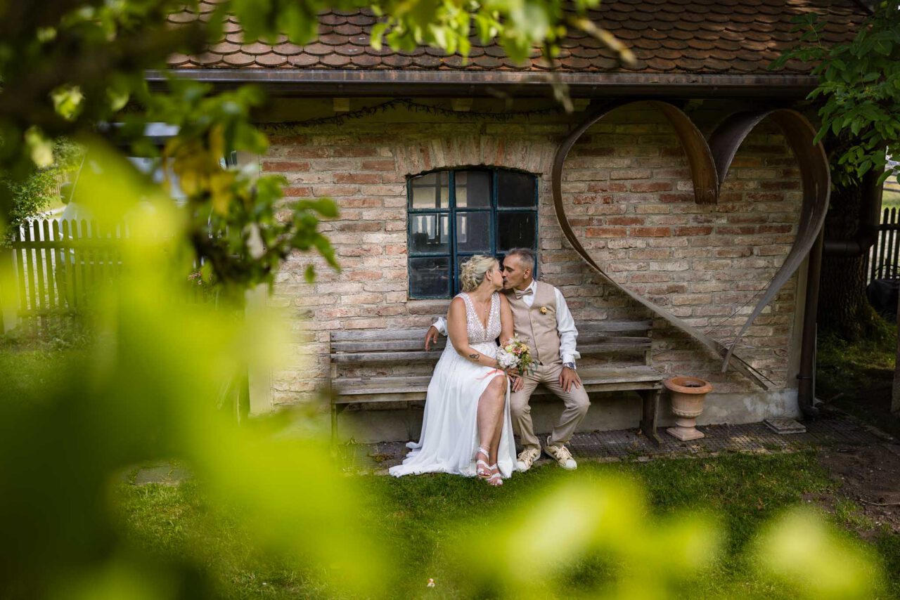 Brautpaar im Garten vom Pfarrhof Unterbrunn beim Brautpaarshooting