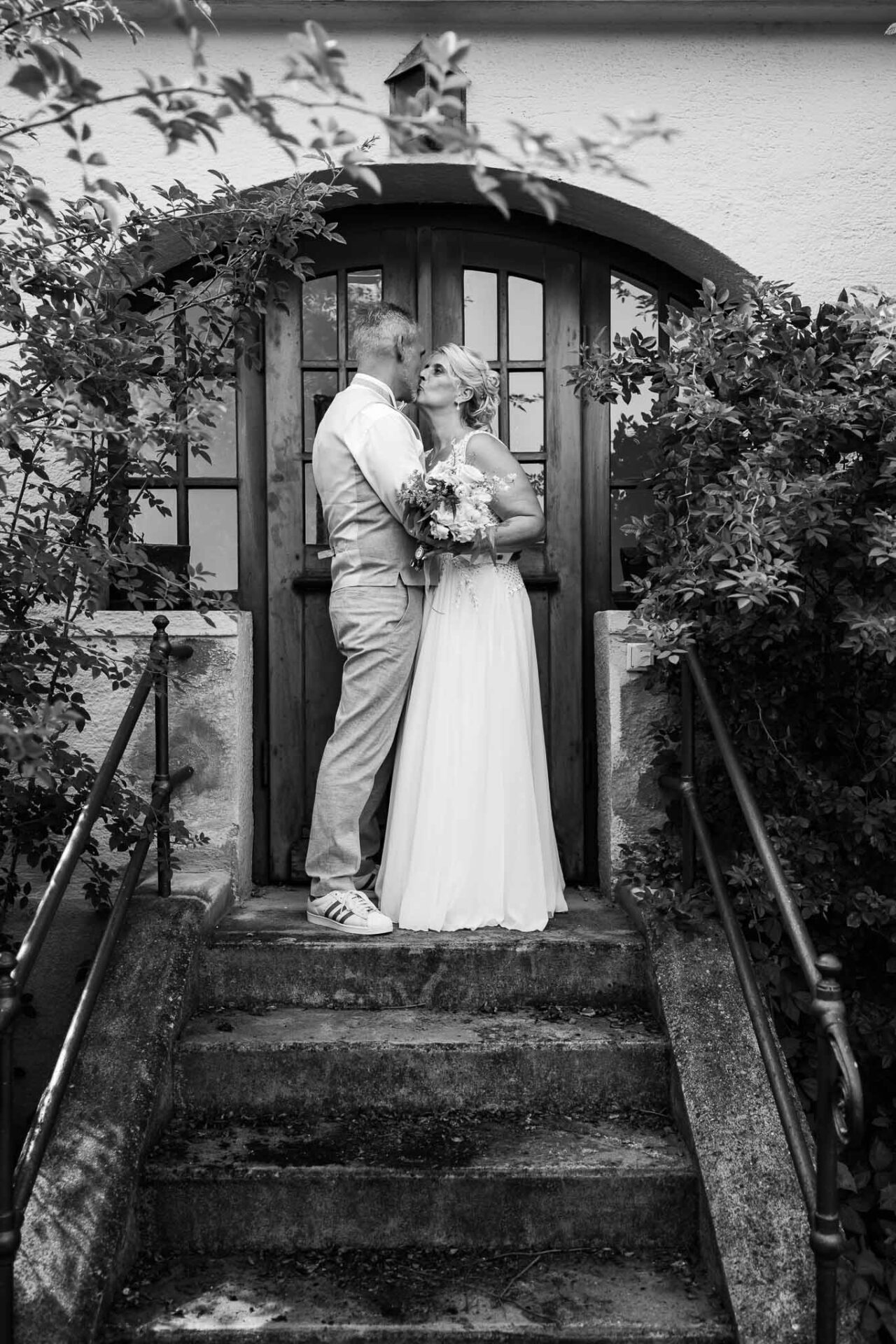 Brautpaar vor einer alten Tür im Pfarrhof Unterbrunn