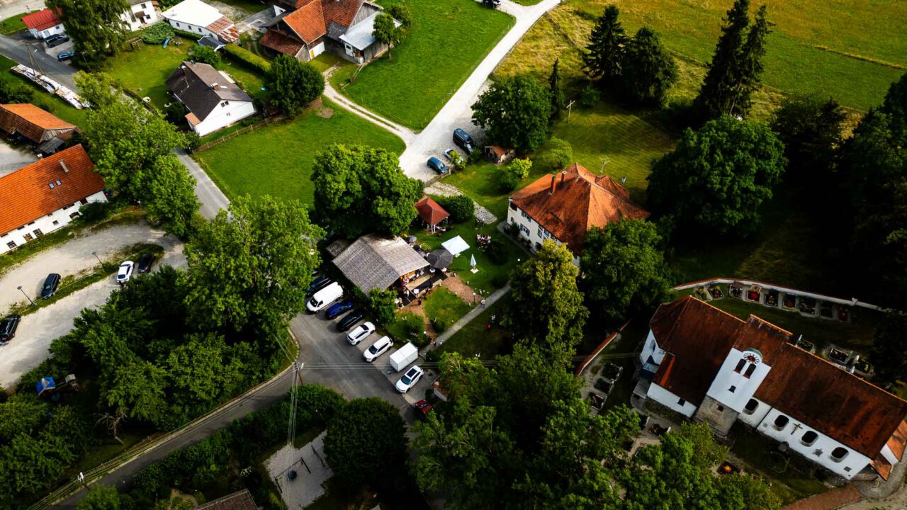 Drohnen Luftaufnahme vom Pfarrhof in Unterbrunn