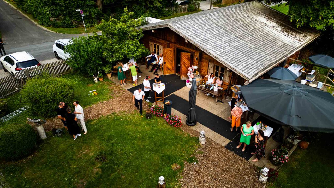 Drohnen Luftbild der Blockhütte auf dem Pfarrhof in Unterbrunn
