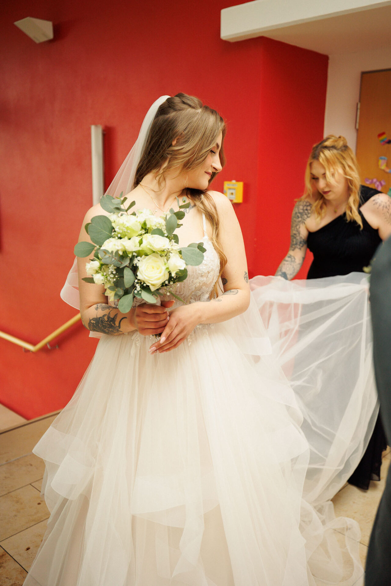 Brautkleid wir nochmal hingerichtet kurz vor der standesamtlichen Trauung