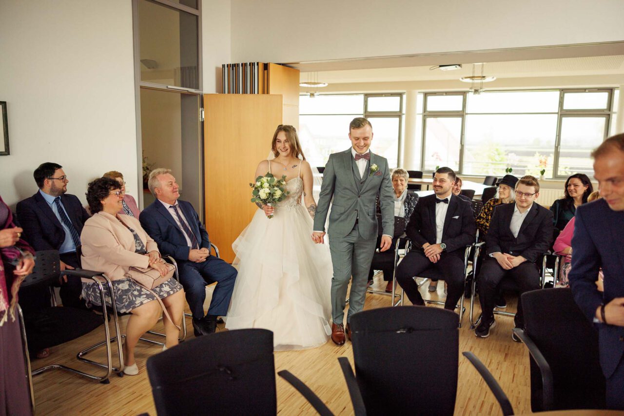 Brautpaar zieht in das Standesamt Königsmoos ein