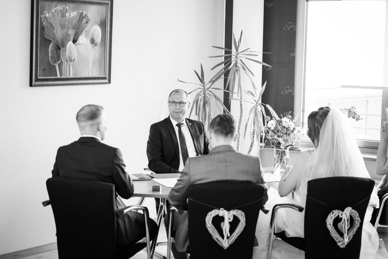 Der Standesbeamte in Königsmoos härt die standesamtliche Trauung