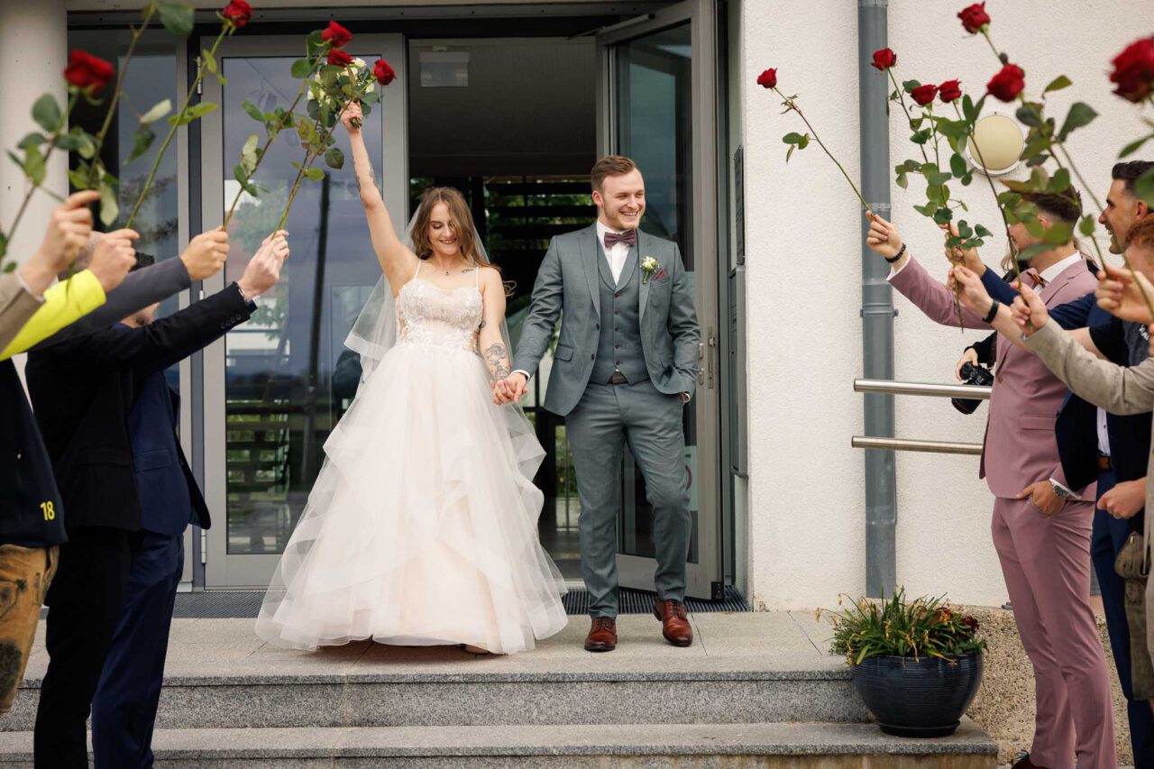 Auszug durch den Spalier nach der standesamtlichen Trauung im Standesamt Königsmoos