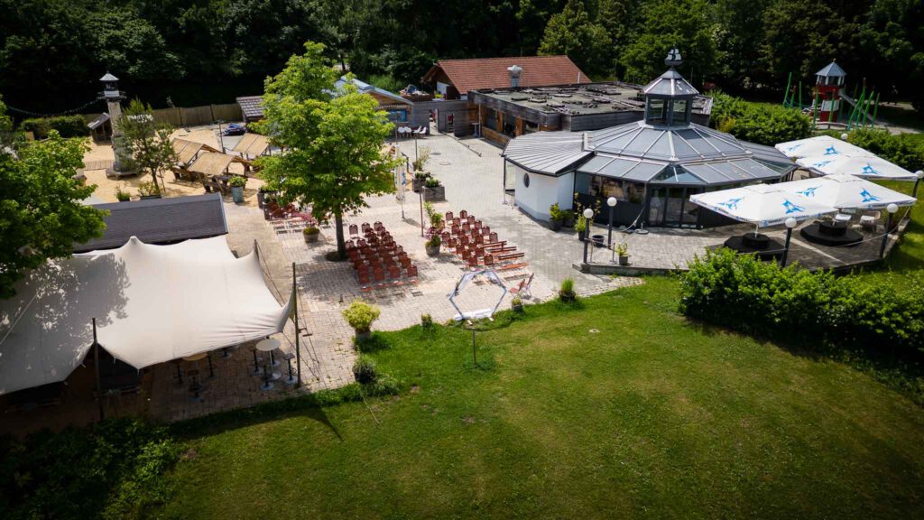 Drohnenaufnahme der Eventlocation am Pucher Meer in Fürstenfeldbruck