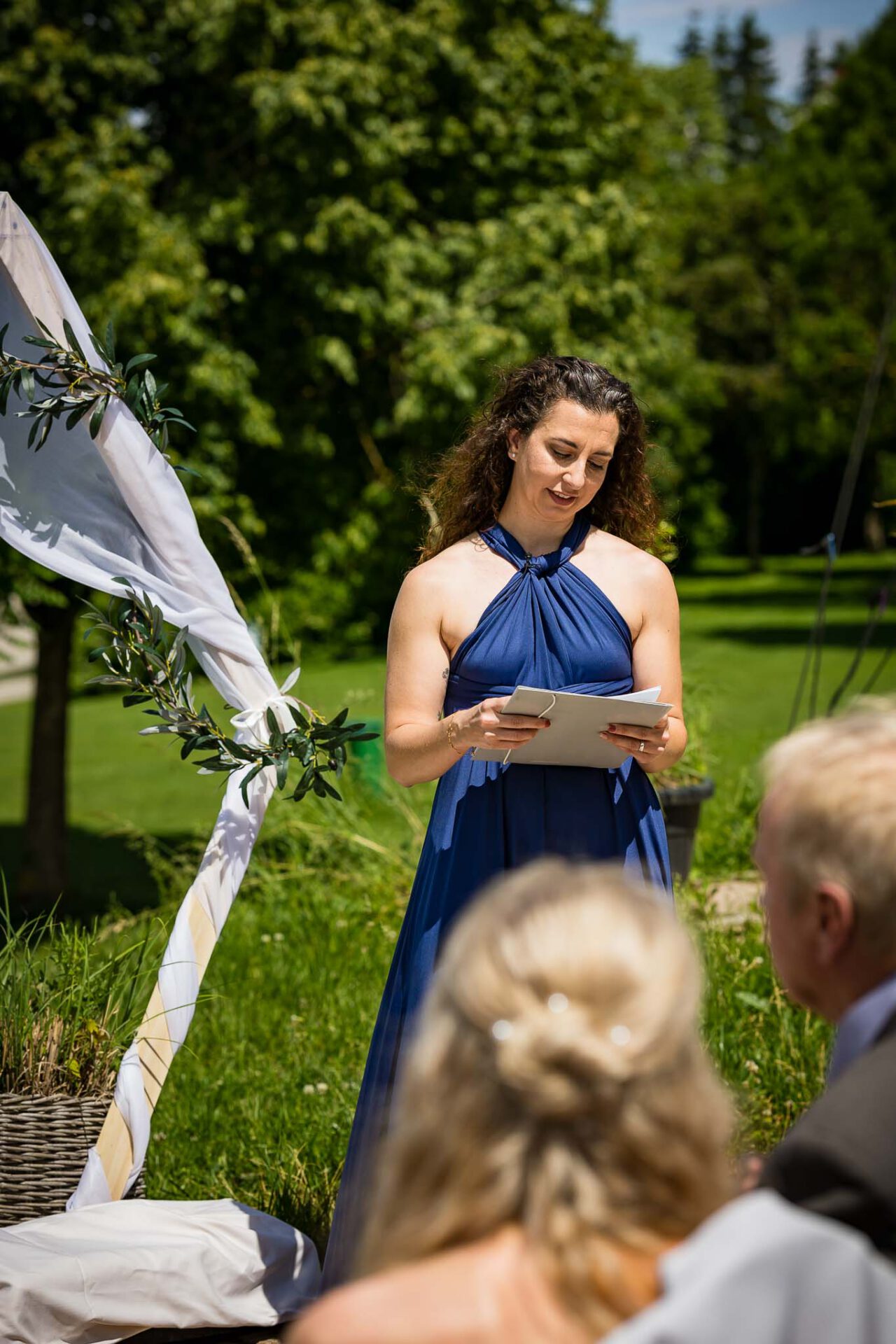 Eine Freundin der Braut hält die freie Trauung am Pucher Meer