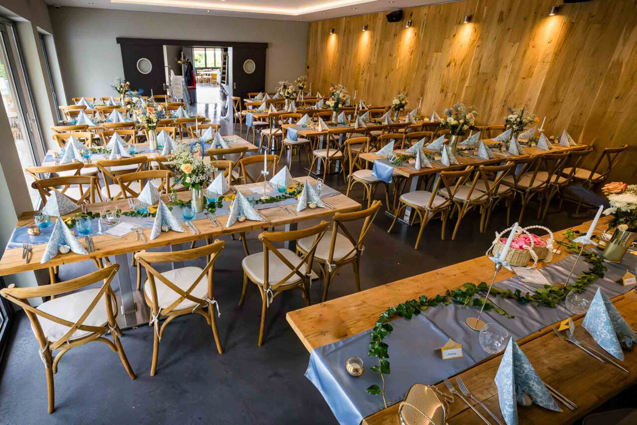 Weitwinkelaufnahme des Saal am Pucher Meer ohne Gäste