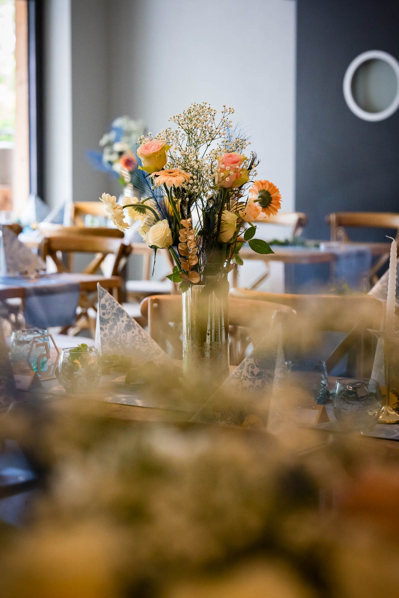 Floristik der Hochzeitsdekoration im Pucher Meer von den Hochzeitsfotografen Fürstenfeldbruck