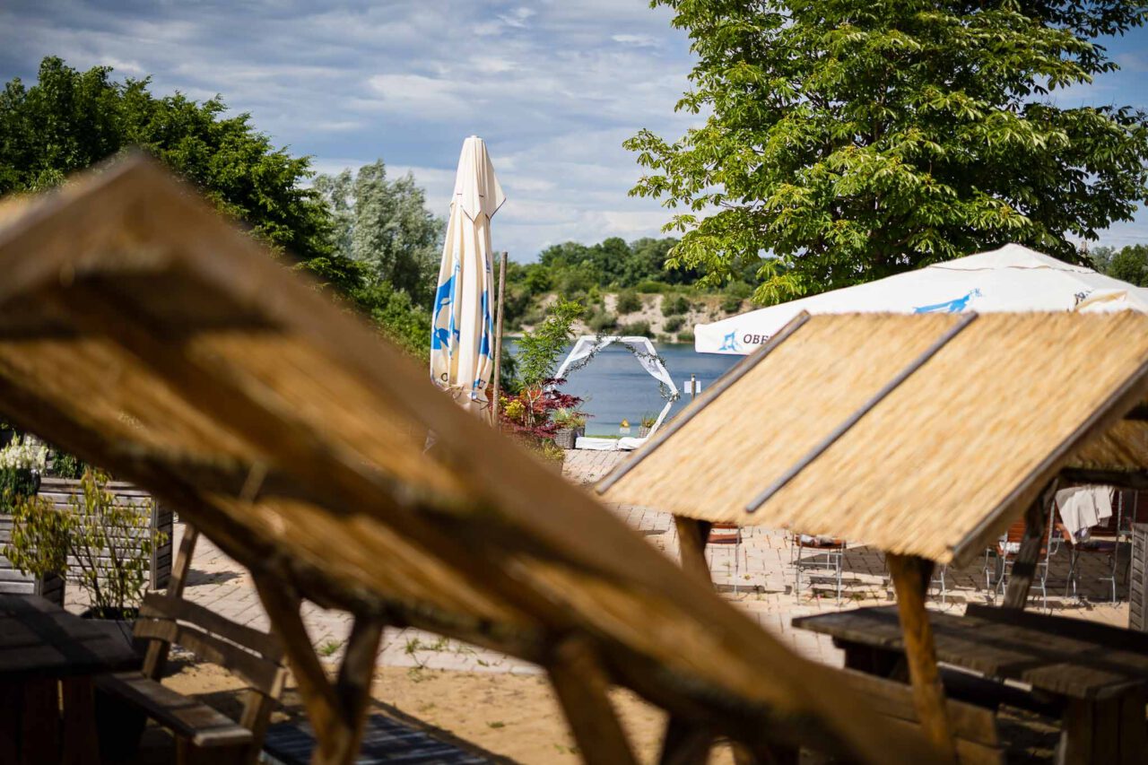 Blick auf der Pucher Meer mit dem Traubogen im Vordergrund vor der freien Trauung am Pucher Meer