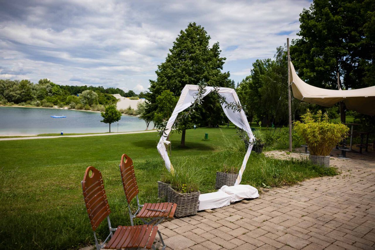 Traubogen am Pucher Meer im Sommer mit Blick über den See