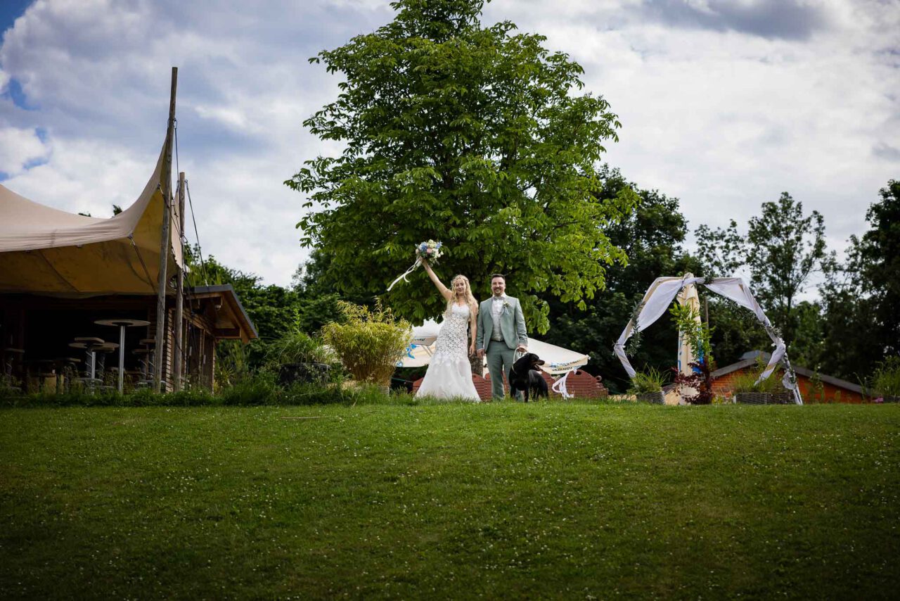 Brautpaar mit ihrem Hund im Brautpaarshooting am Pucher Meer Fürstenfeldbruck