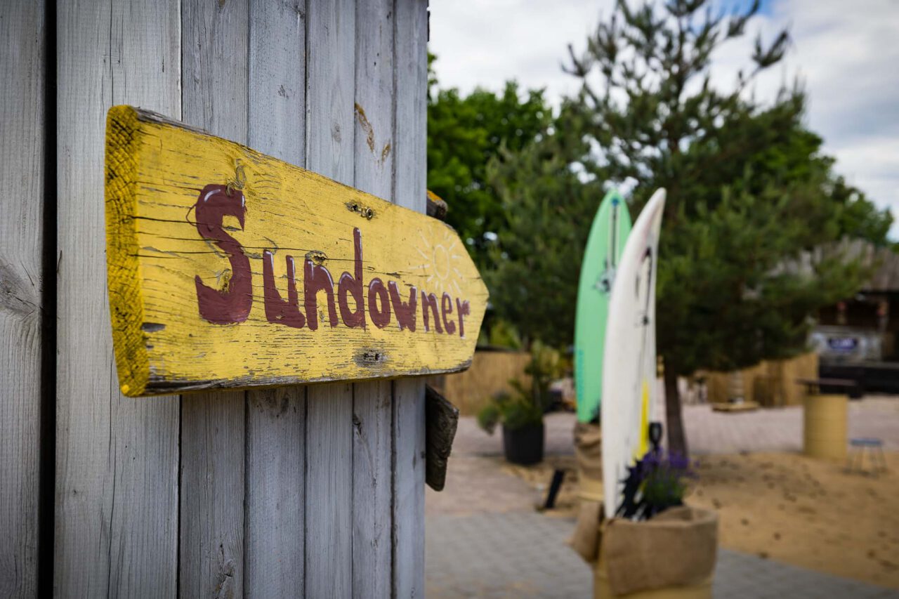 Detailaufnahme der Dekoration der Eventlocation am Pucher Meer mit Strand Vibes