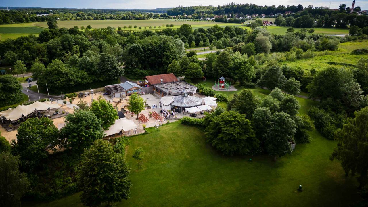 Drohnenaufnahme der ganzen Eventlocation am Pucher Meer in Fürstenfeldbruck