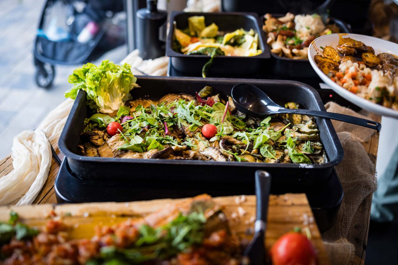 Detailaufnahme vom Buffet auf der Hochzeit im Pucher Meer